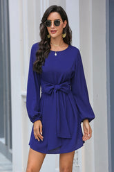 Taillenlanges Kleid mit langen Ärmeln